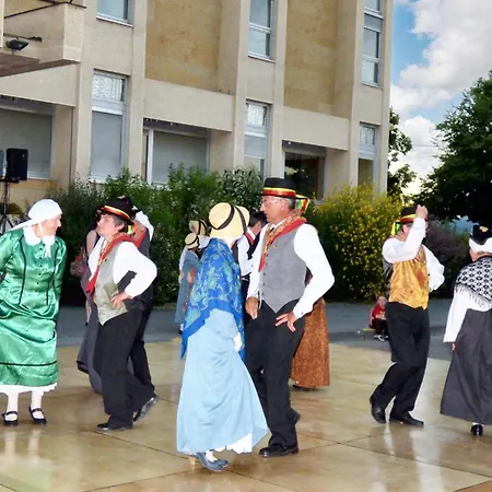 Maison Confortable Au Coeur De Avec Parking Prive.