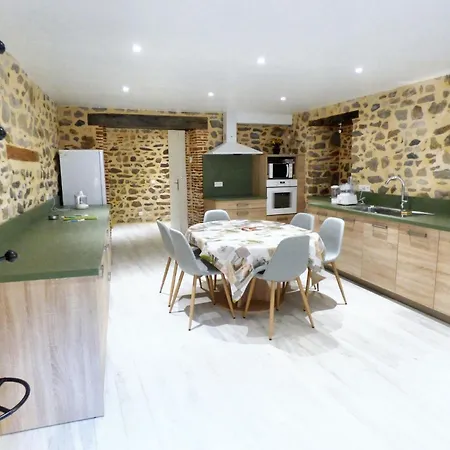 Дом отдыха Maison Confortable Au Coeur De Avec Parking Prive. Бриуд